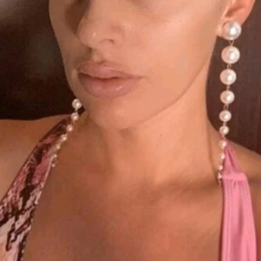 Faux pearls statement drop earrings - Picture 7 of 9